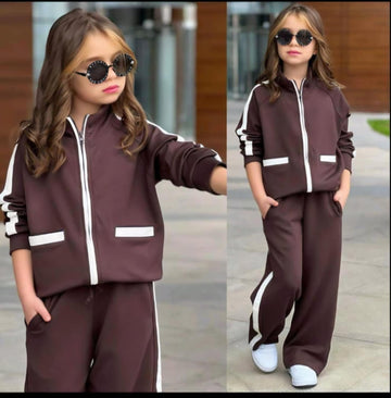 Sportinis kostiumas mergaitei.